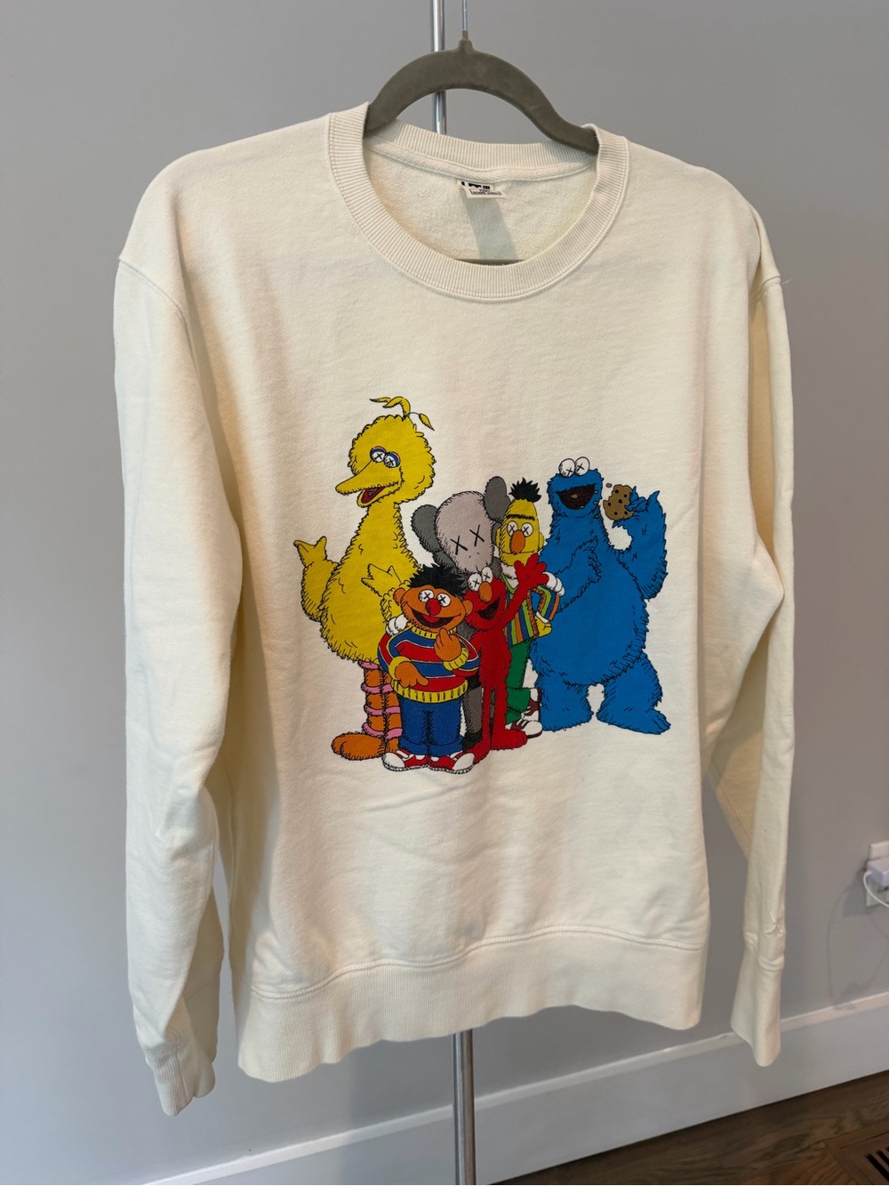 KAWS x Uniqlo x Sesame Street Group #2 Sweatshirt 2018 Y2K unisex large L - Picture 8 of 10